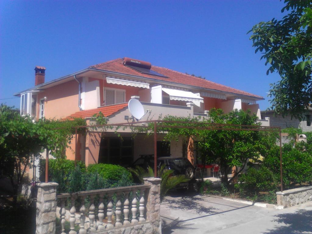 Apartments And Rooms Dobrila Jelsa  Εξωτερικό φωτογραφία