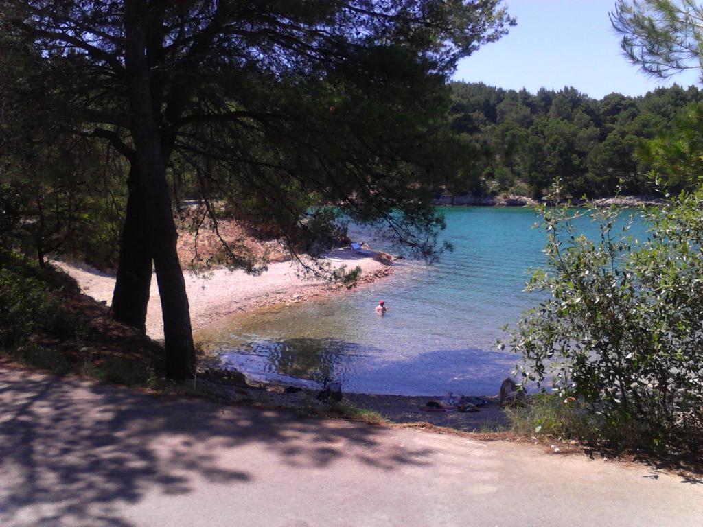 Apartments And Rooms Dobrila Jelsa  Εξωτερικό φωτογραφία