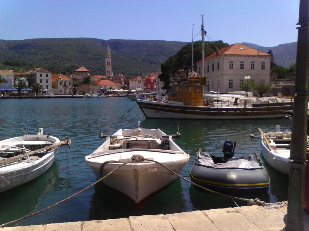 Apartments And Rooms Dobrila Jelsa  Εξωτερικό φωτογραφία