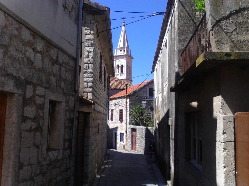 Apartments And Rooms Dobrila Jelsa  Εξωτερικό φωτογραφία