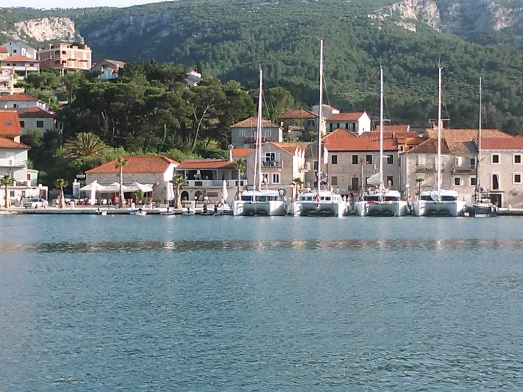 Apartments And Rooms Dobrila Jelsa  Εξωτερικό φωτογραφία
