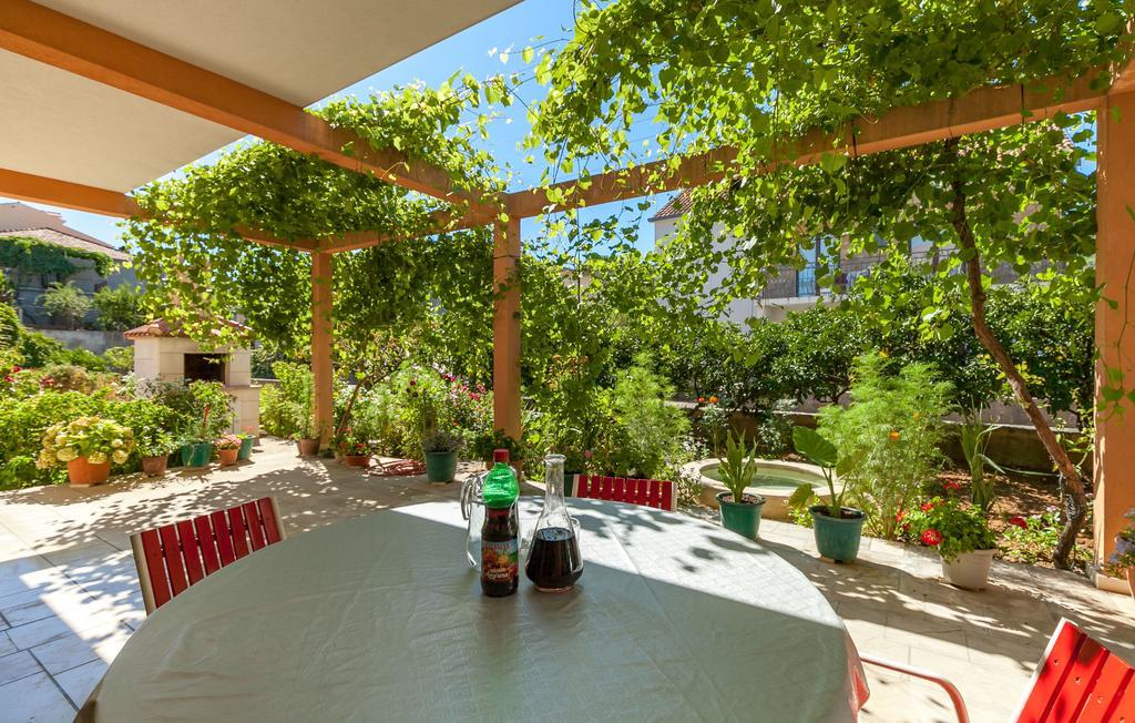 Apartments And Rooms Dobrila Jelsa  Εξωτερικό φωτογραφία