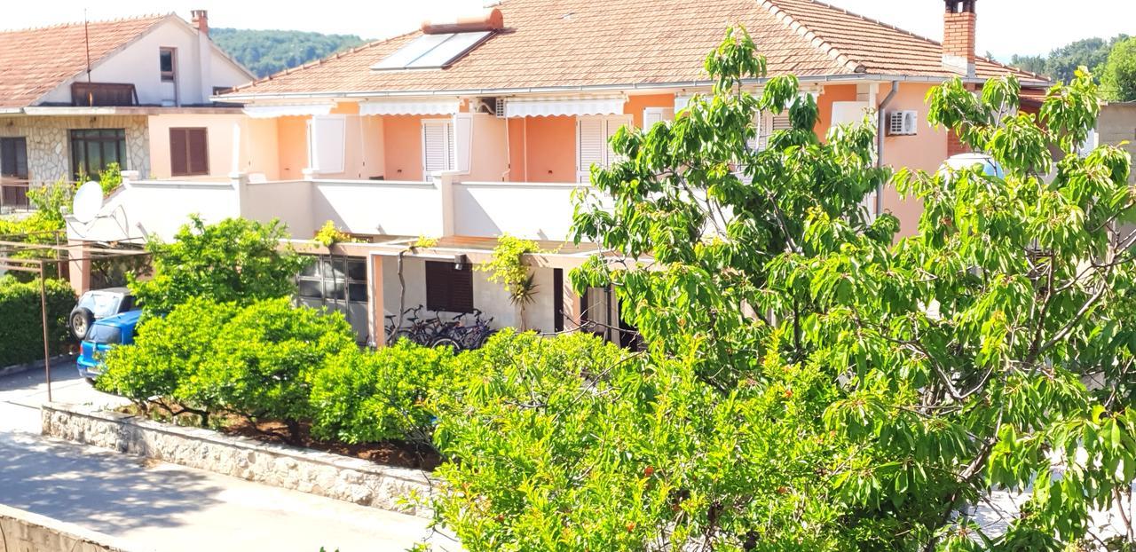 Apartments And Rooms Dobrila Jelsa  Εξωτερικό φωτογραφία