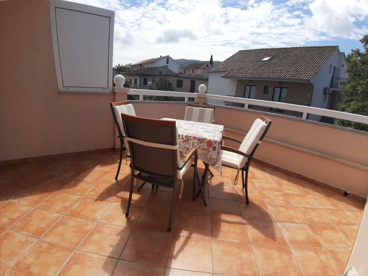 Apartments And Rooms Dobrila Jelsa  Εξωτερικό φωτογραφία
