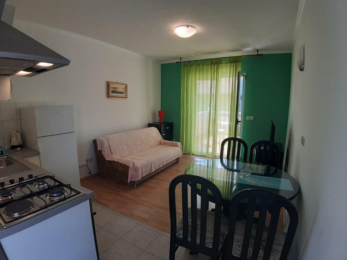 Apartments And Rooms Dobrila Jelsa  Εξωτερικό φωτογραφία
