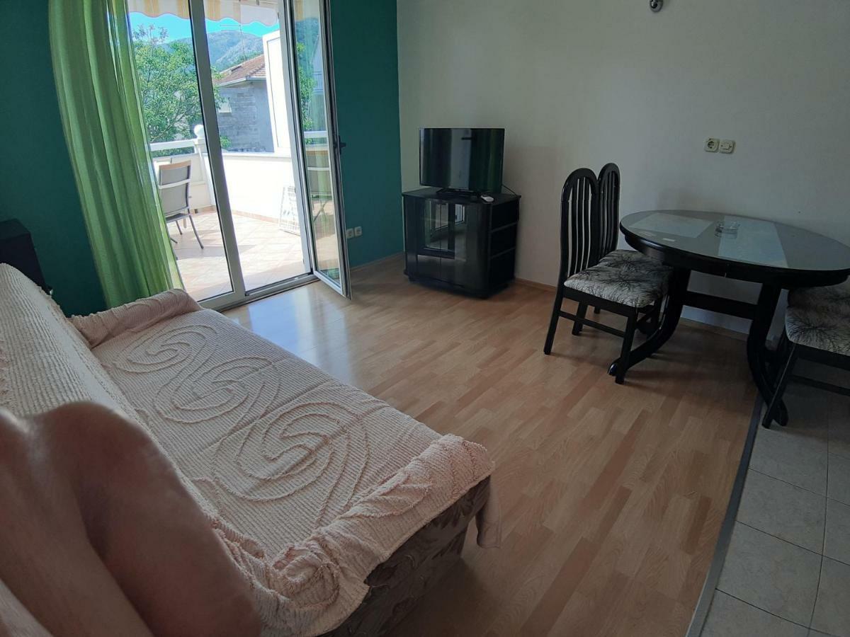 Apartments And Rooms Dobrila Jelsa  Εξωτερικό φωτογραφία