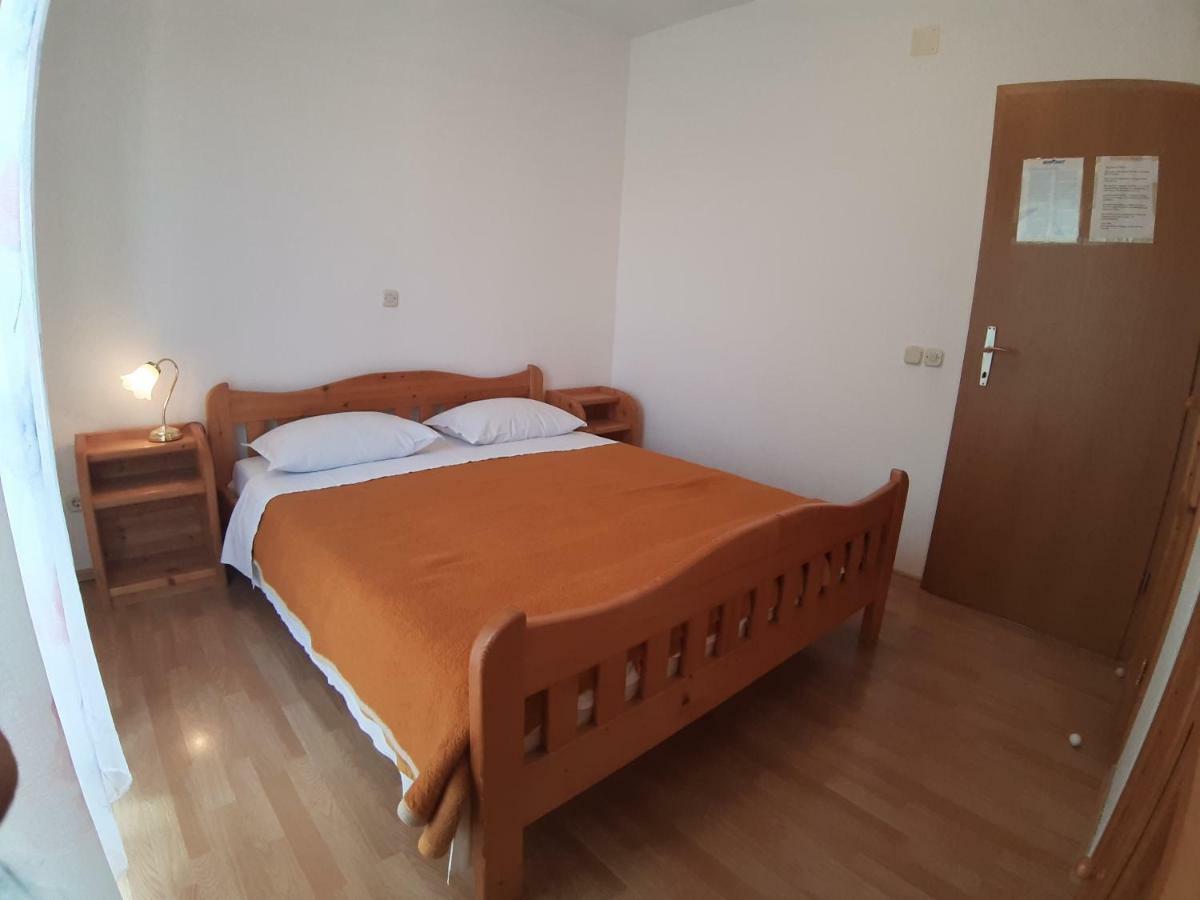 Apartments And Rooms Dobrila Jelsa  Εξωτερικό φωτογραφία