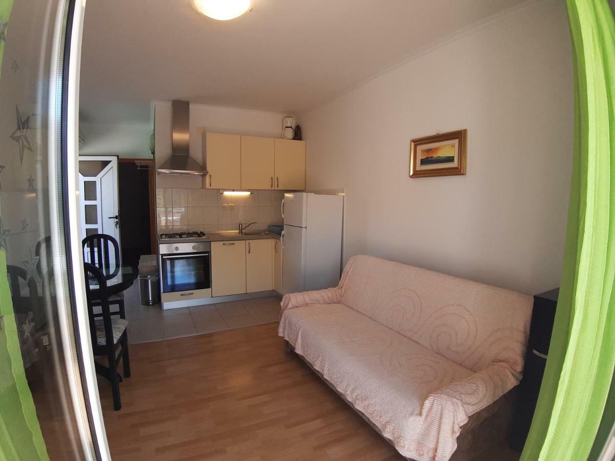 Apartments And Rooms Dobrila Jelsa  Εξωτερικό φωτογραφία